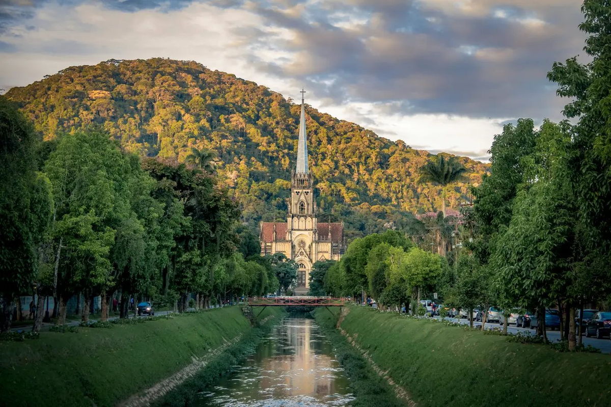 Catedral de São Pedro de Alcântara e o rio Quitandinha, em Petrópolis - RJ